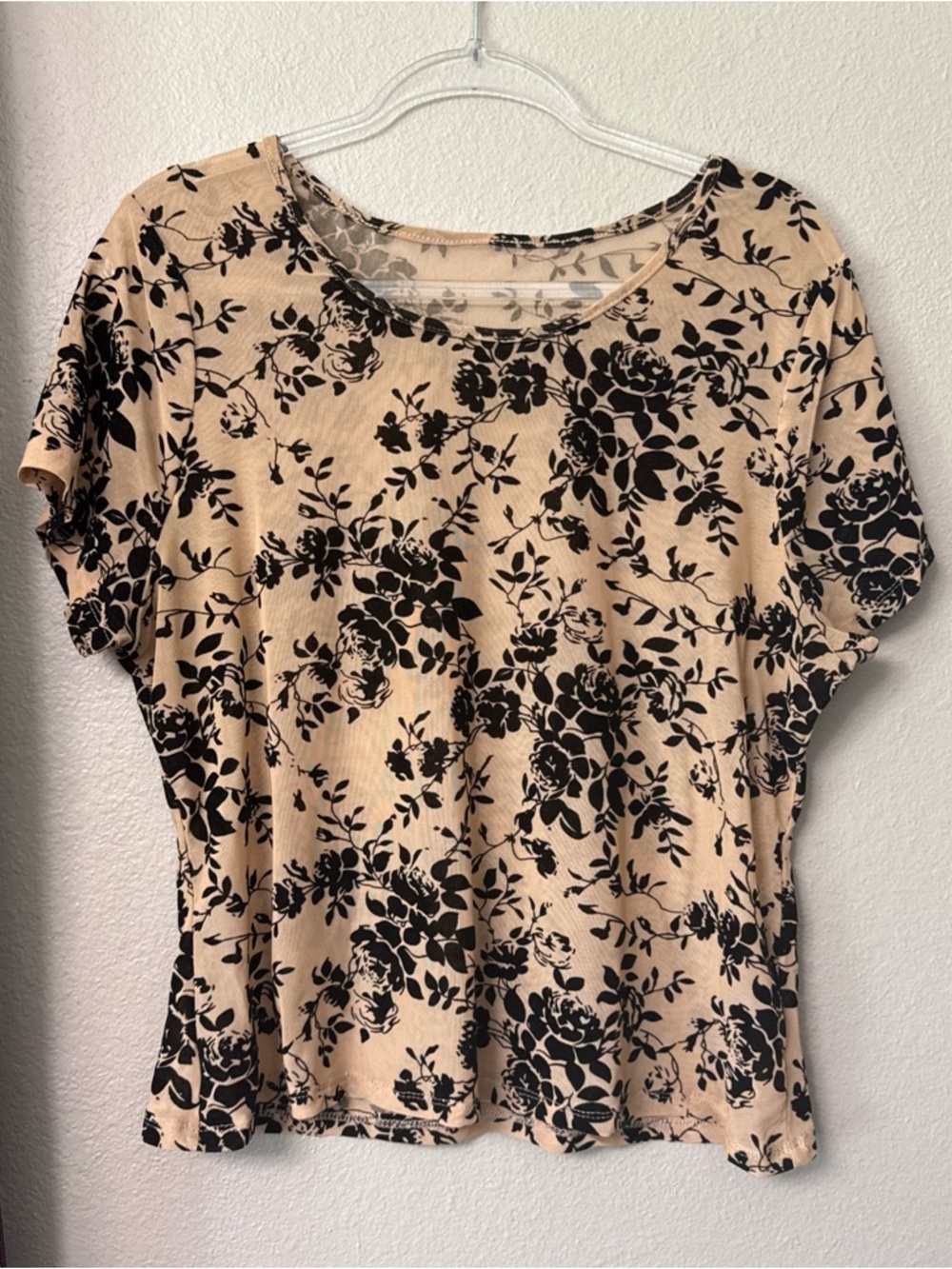 #743 boutique Nude/Black Floral Short Sleeve Top size Medium
